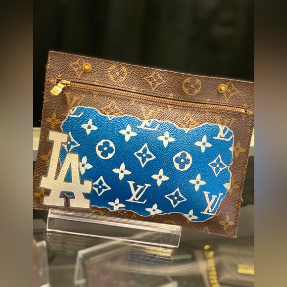 Custom painted Louis Vuitton Pouch - Picture 2 of 5